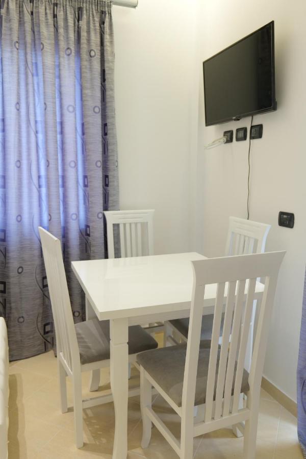 Hotel Dior Sarande Bagian luar foto