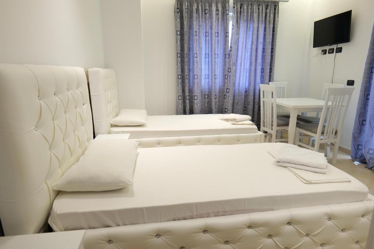Hotel Dior Sarande Bagian luar foto