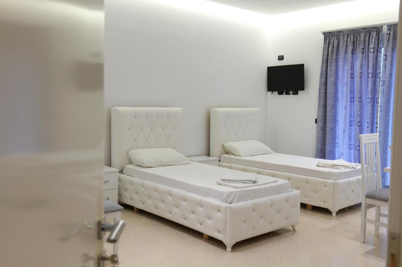 Hotel Dior Sarande Bagian luar foto